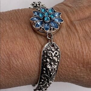 Elegant carved floral vintage style bracelet Blue Floral snap! Great GIFT! NWT